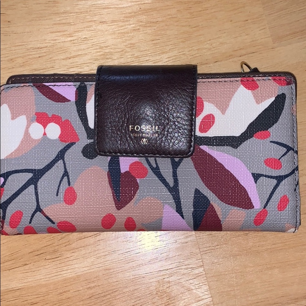 FOSSIL floral billfold!